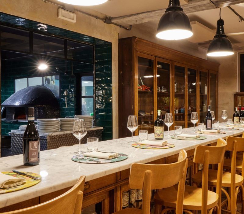Sala interna del ristorante Cà Mariuccia con tavolo apparecchiato