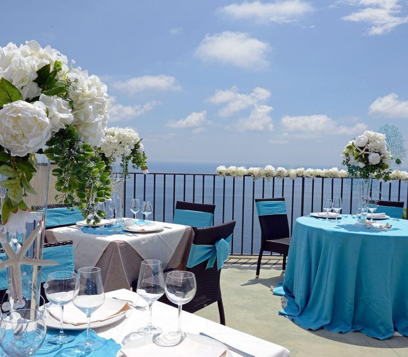 Terrazza sul mare di Le Bontà del Capo, in Costiera Amalfitana, con tavoli apparecchiati